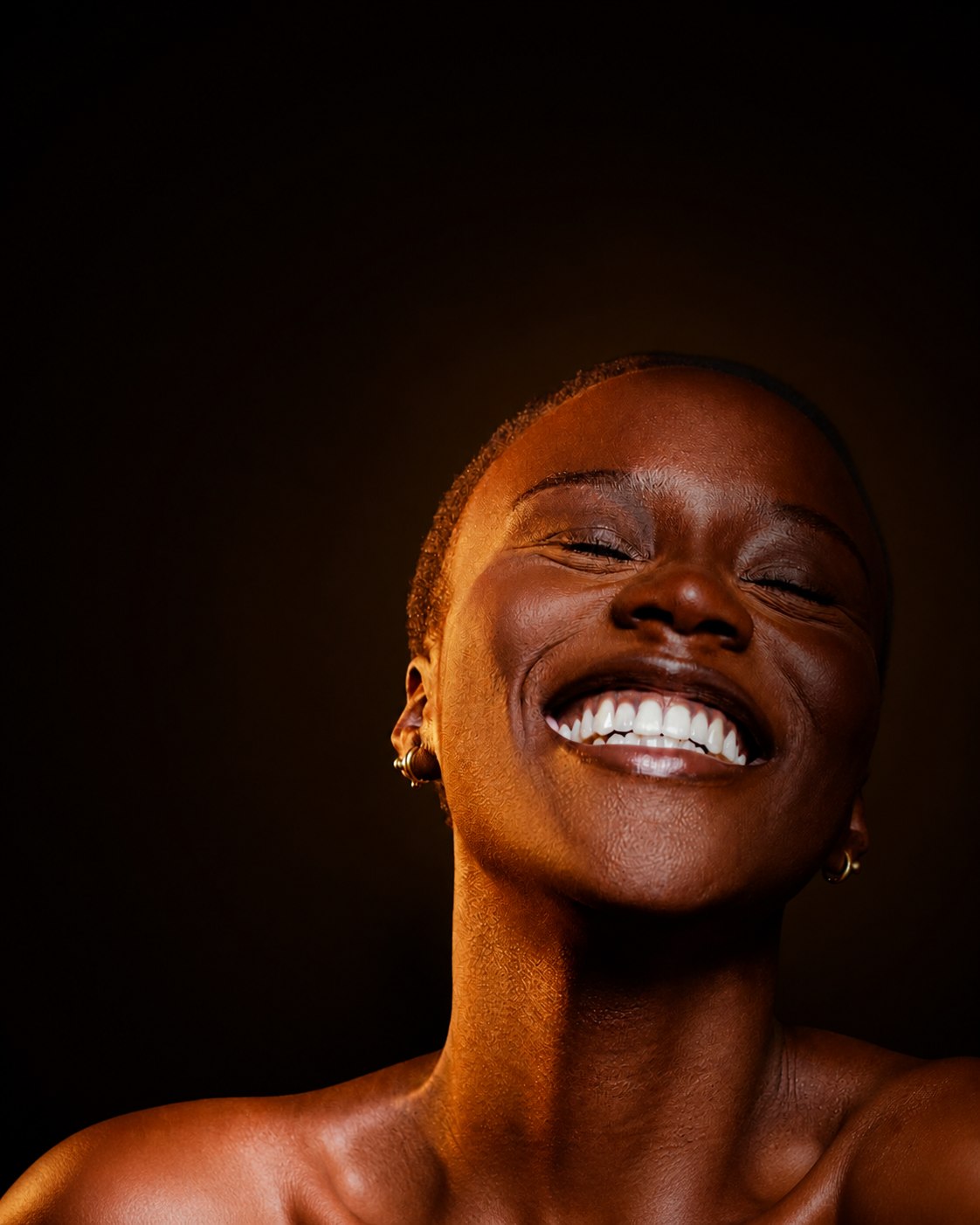 Mulher sorrindo com expressão leve em retrato de luz quente
